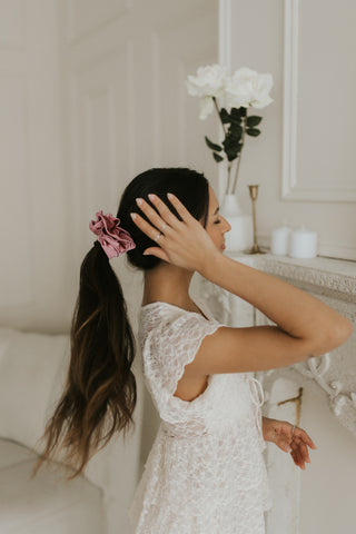 Chouchou à volants en satin rose vintage, autre photo