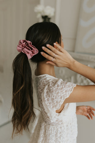 Chouchou à volants en satin rose vintage, autre photo