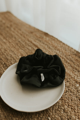 Ruffled scrunchie - Black Satin