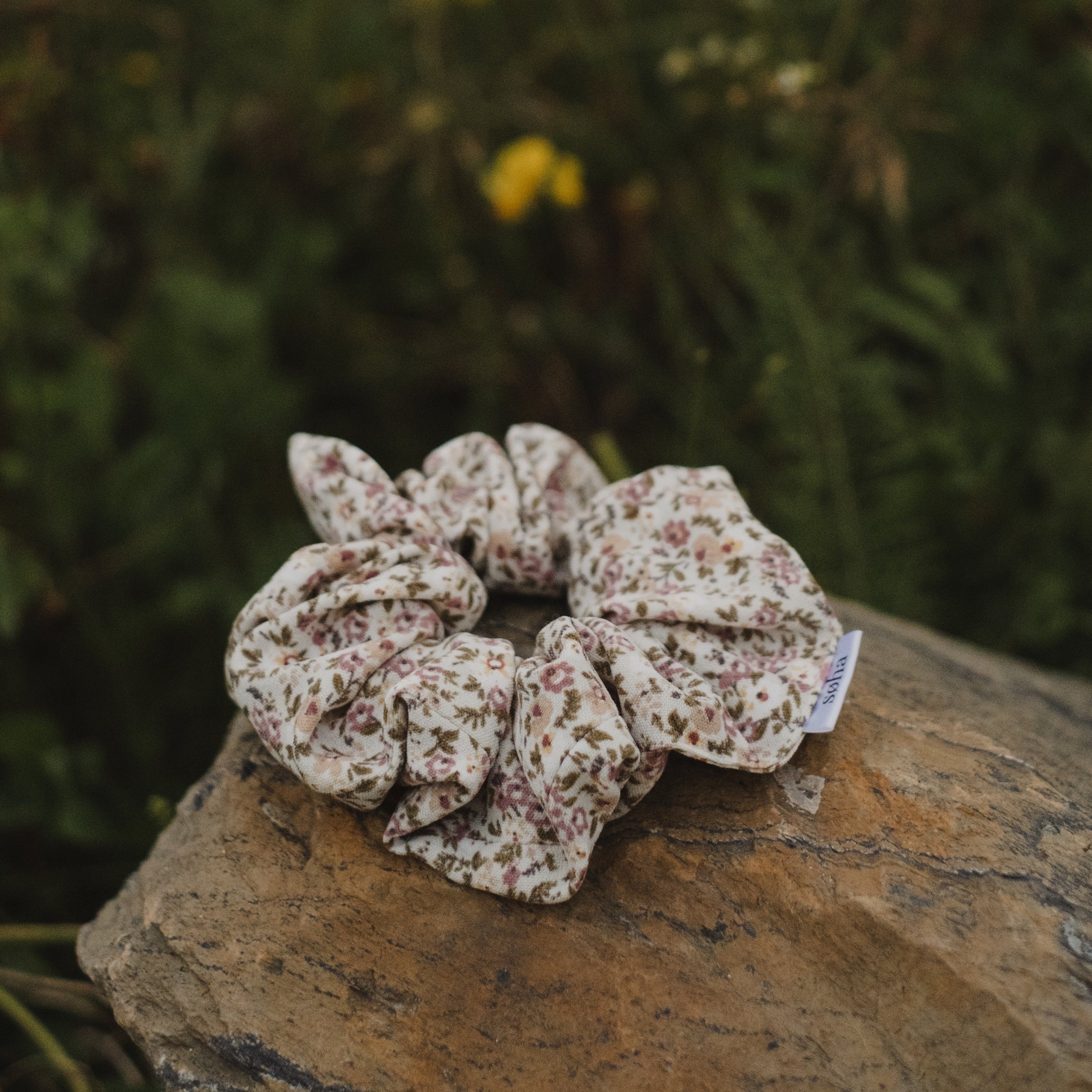Flower scrunchie - Wildflower