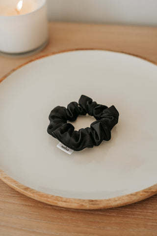 Chouchou en satin noir, format mince